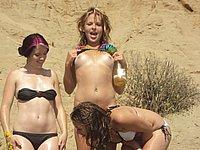 Versaute junge Strandhasen - Geile M�dchen nackt am Strand