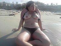 Private Urlaubsfotos - Mollige junge Frau oben ohne am Strand